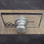 Haut-parleur magnétique multifonction  solidement un smartphone en mode paysage idéal pour films et appels vidéos.