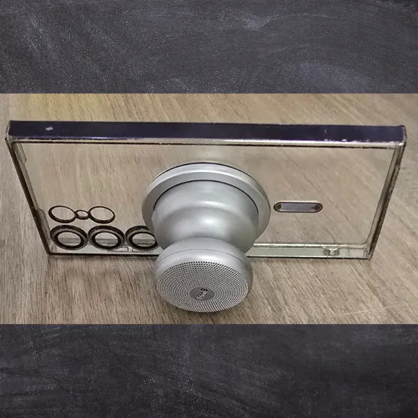 Haut-parleur magnétique multifonction  solidement un smartphone en mode paysage idéal pour films et appels vidéos.
